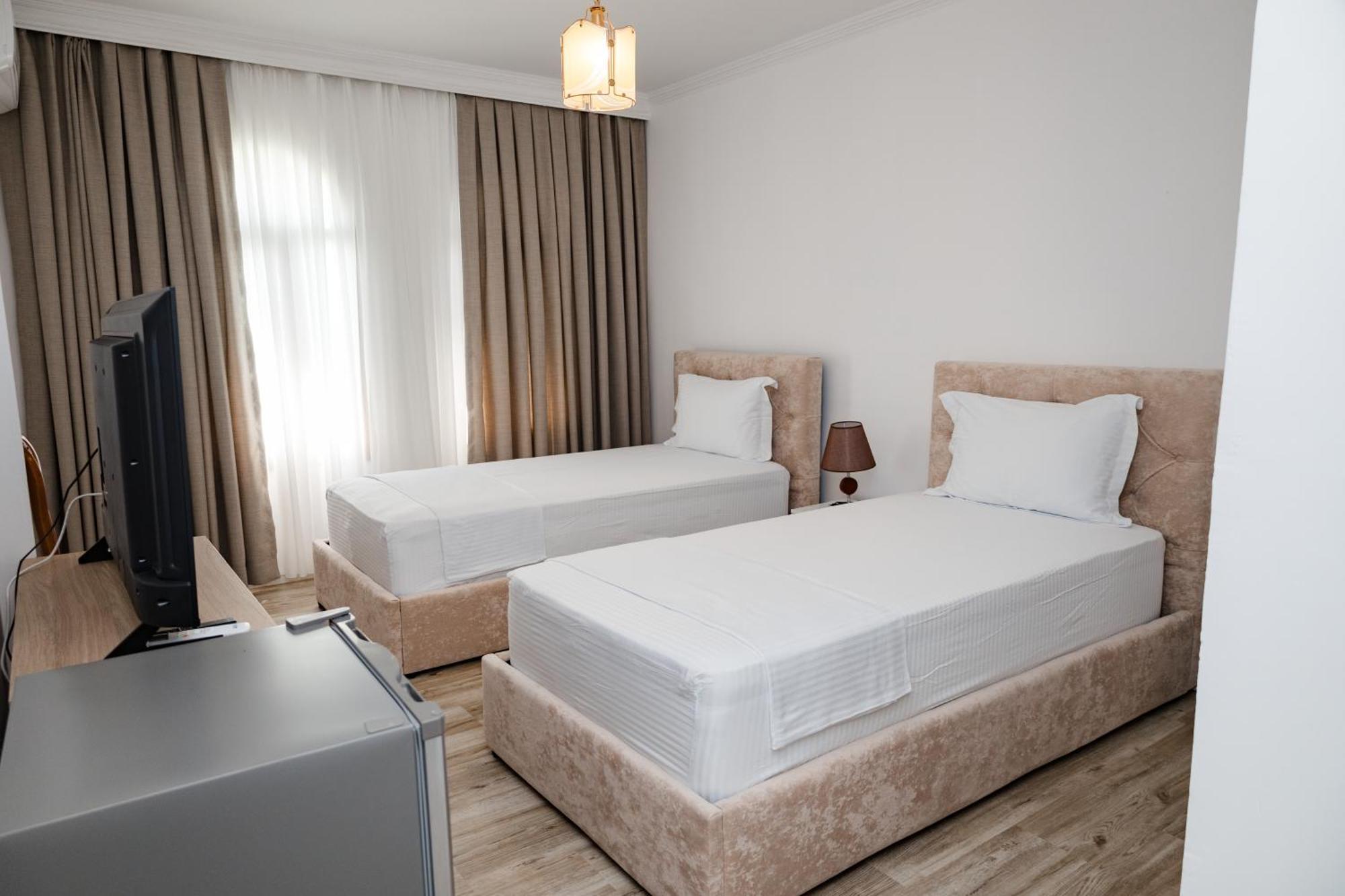 Riviera Hotel-City Center Vlorë Extérieur photo